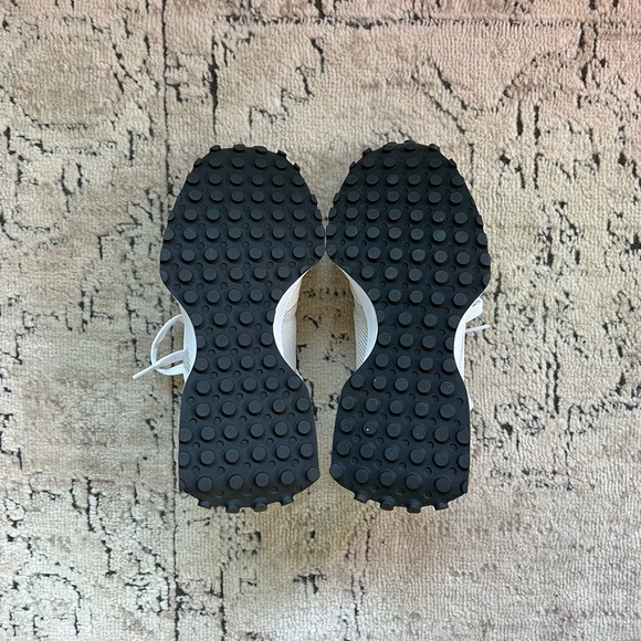 *SOLD* NWT New Balance 327 RARE Colour - Picture 4 of 9